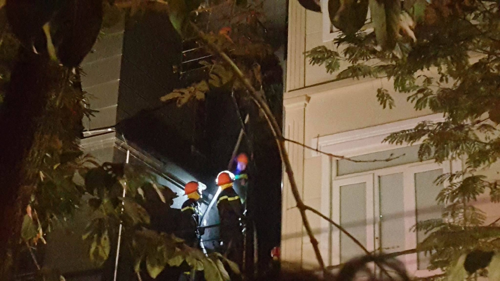 Hà Nội: Lại cháy quán karaoke, dùng búa tạ phá tường